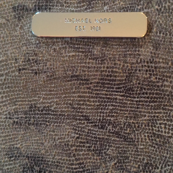 Michael Kors clutch with removable strap - Picture 9 of 12